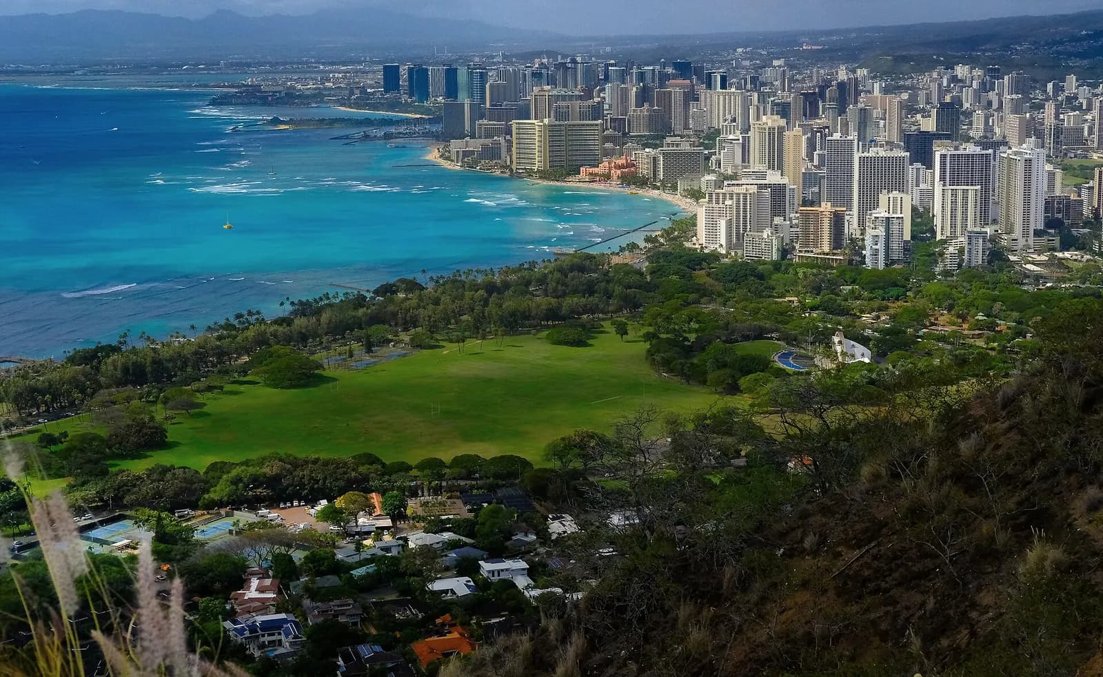 Toàn cảnh từ đỉnh Diamond Head nhìn qua gờ miệng núi về phía Waikiki và Honolulu