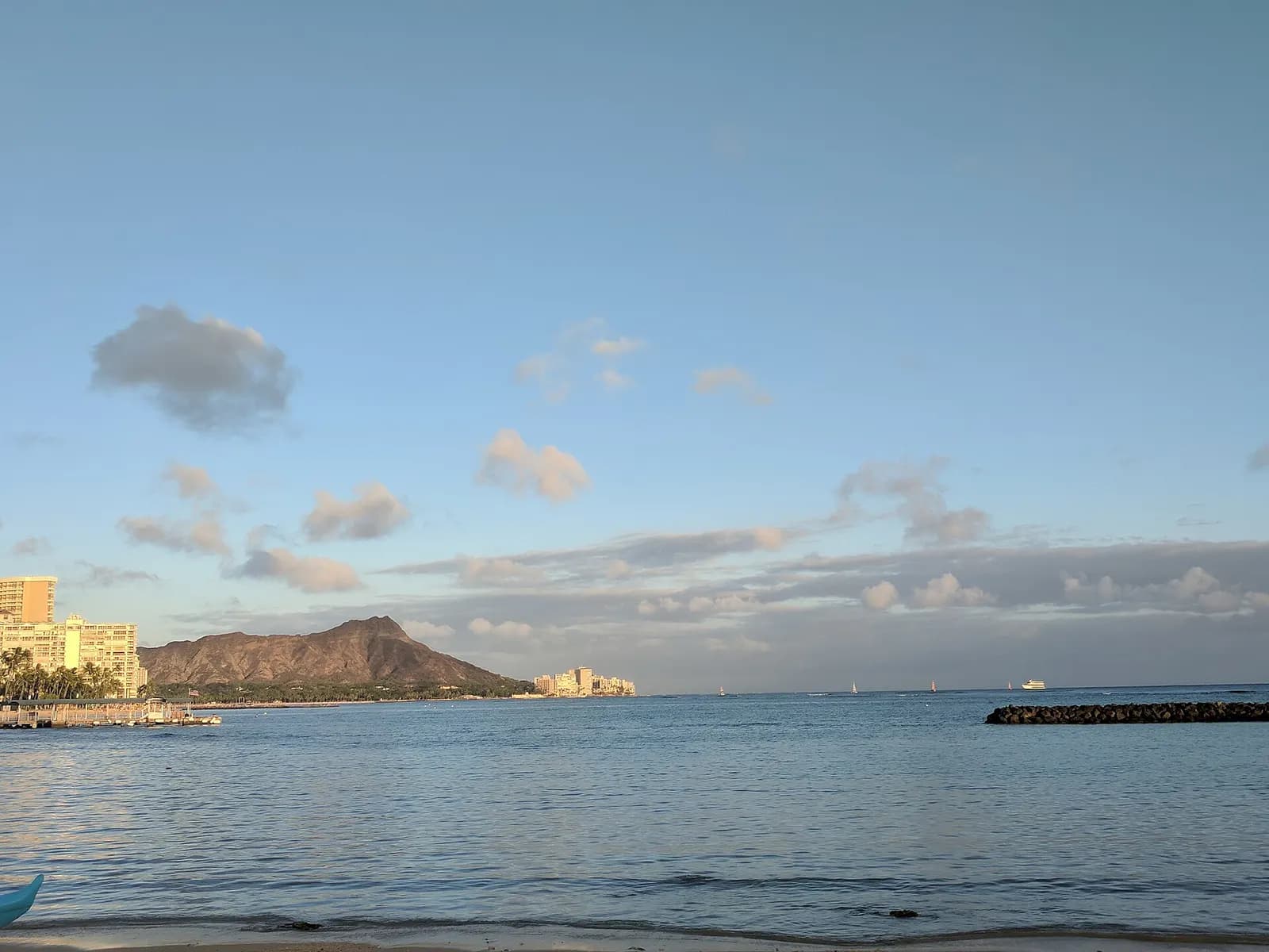 Núi Diamond Head phía sau bờ biển Waikiki với khách sạn và nước biển xanh
