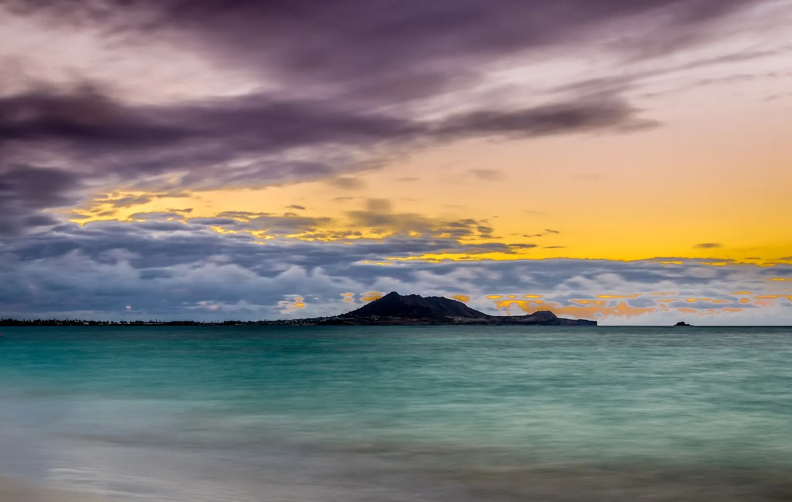 Hoàng hôn trên bãi biển Kailua với bóng đảo và nước xanh ngọc