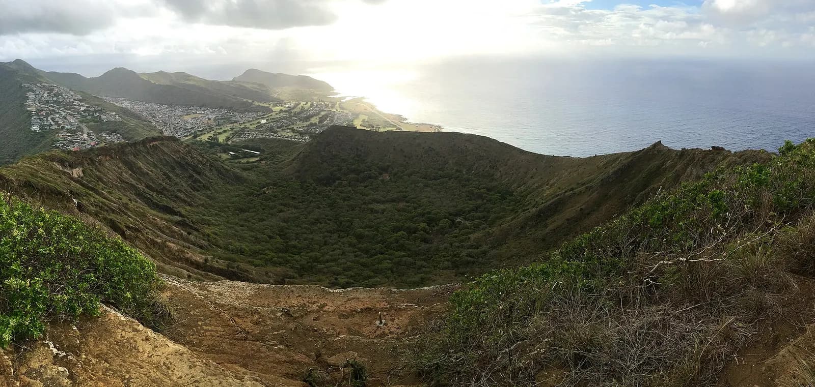 Miệng núi Koko Crater nhìn từ đỉnh bậc thang, sườn cỏ và biển ở phía xa