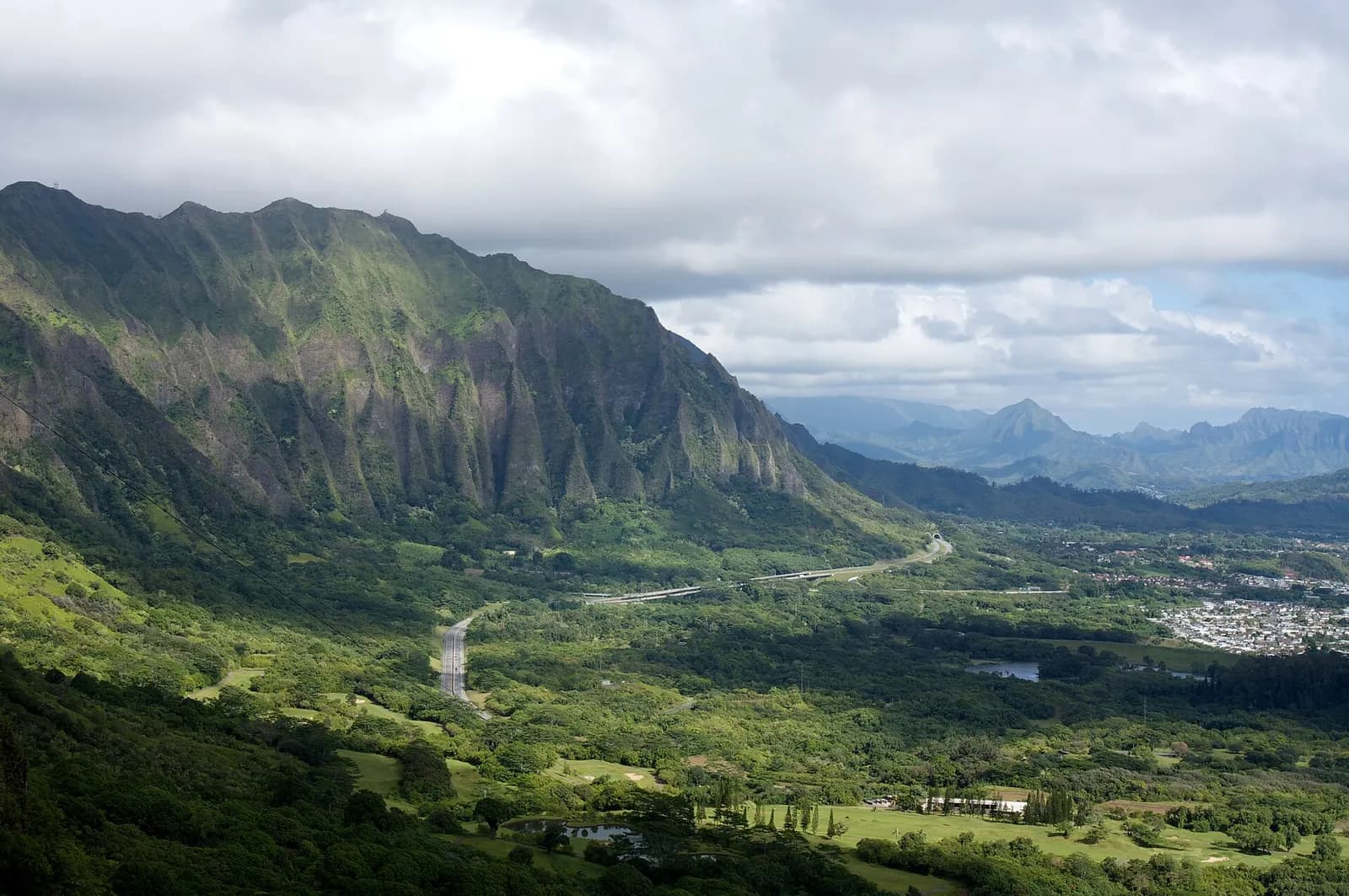 Vách núi Koolau phía trên thung lũng xanh nhìn từ điểm ngắm