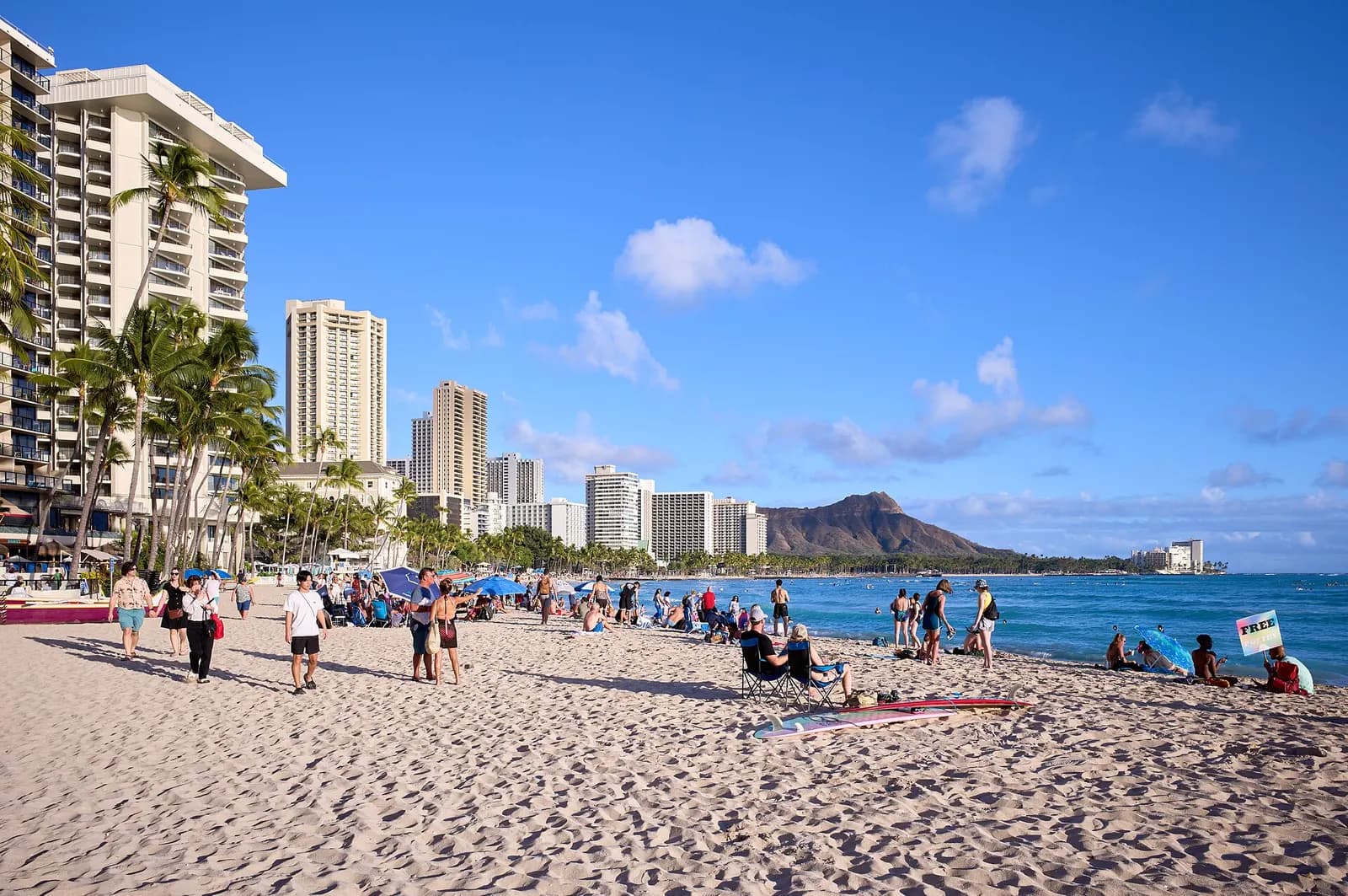 Bãi cát Waikiki, các khách sạn cao tầng, khách đi biển và Diamond Head ở phía xa