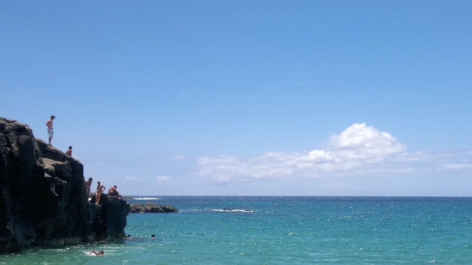 Tảng đá nhảy Jump Rock nhô ra phía trên vịnh Waimea