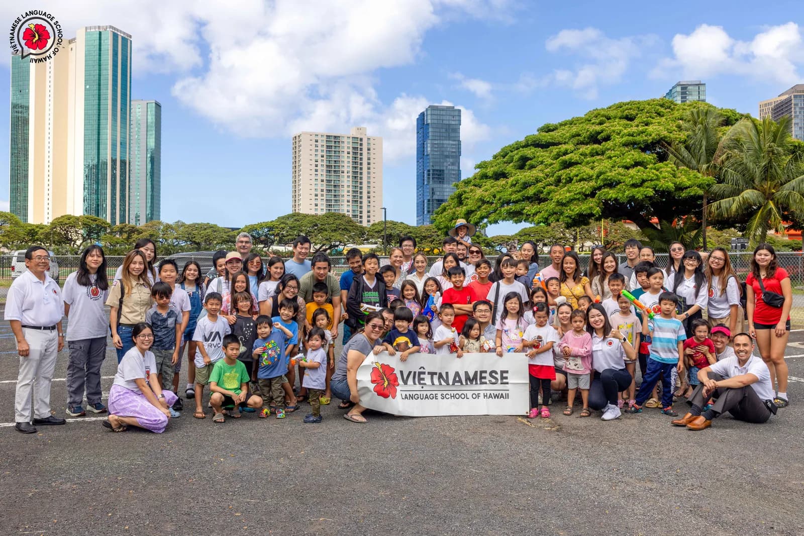 Học sinh, phụ huynh và thầy cô Trường Việt ngữ Hawaii chụp hình chung ở Honolulu
