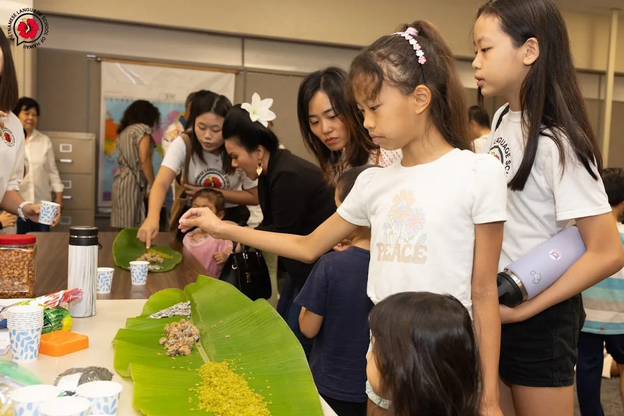 Các em tìm hiểu món ăn Việt trong giờ học văn hóa