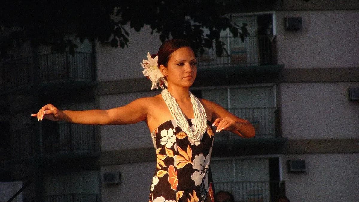 Xem hula miễn phí và ngắm hoàng hôn ở Kuhio Beach, Waikiki