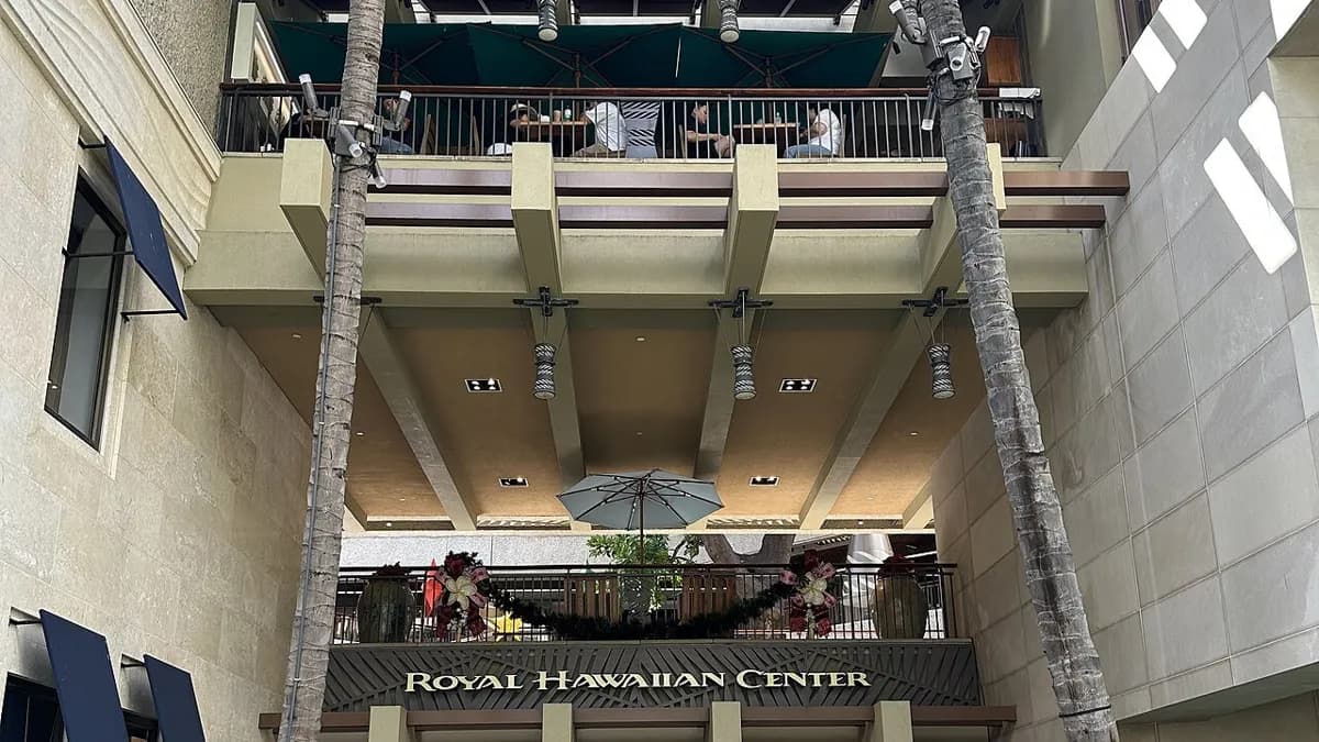 Cho bé đi xin kẹo Halloween ở Royal Hawaiian Center, Waikiki